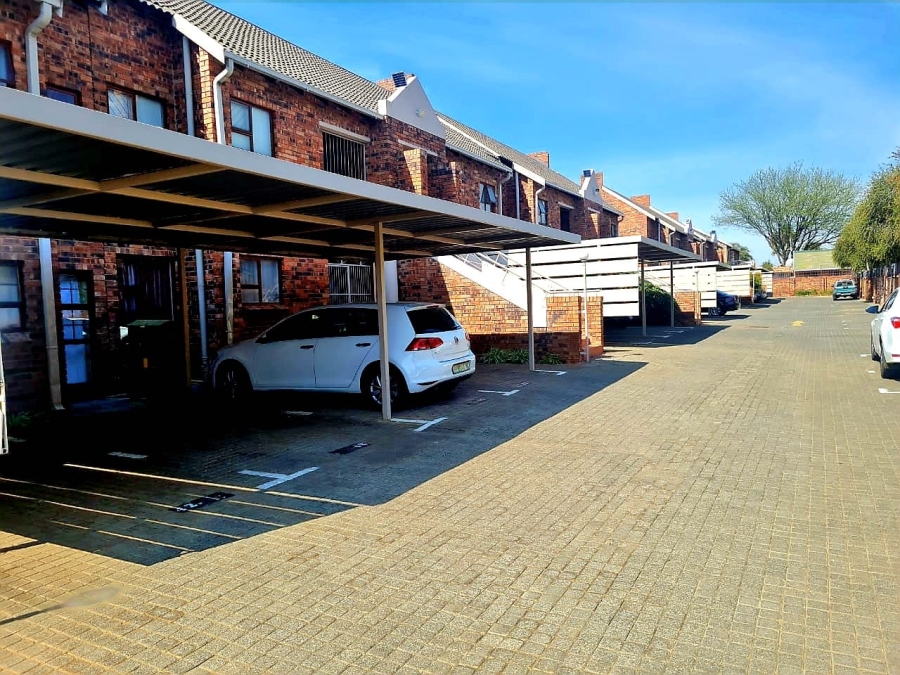 2 Bedroom Property for Sale in Langenhovenpark Free State